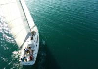 sejlbåd bavaria 46 ovenfra teak cockpit